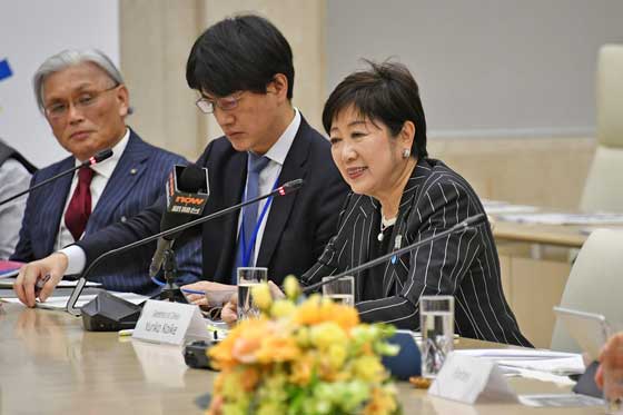 Photo&nbsp;of&nbsp;Governor&nbsp;Koike&nbsp;responds&nbsp;to&nbsp;questions